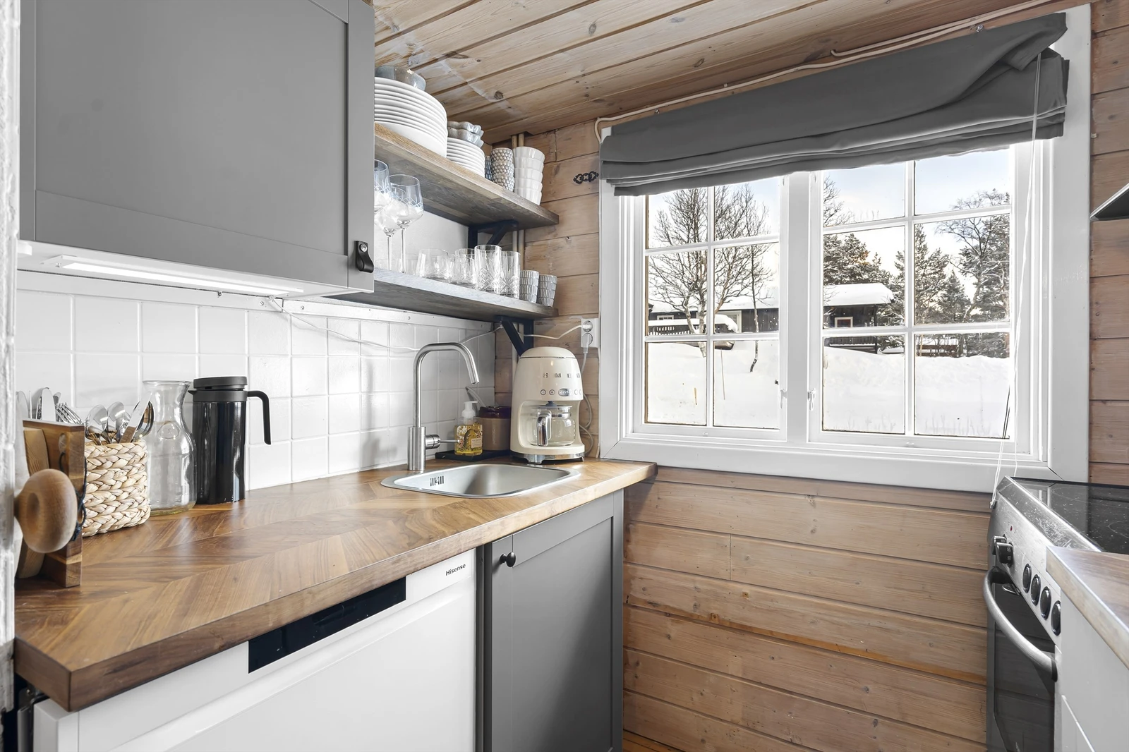 Kjøkken med opplegg for oppvaskemaskin. Galleribilde