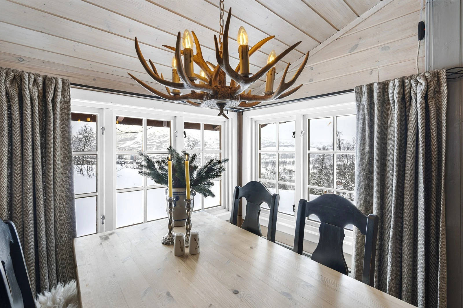 Koselig spiseplass med flott utsikt. Galleribilde