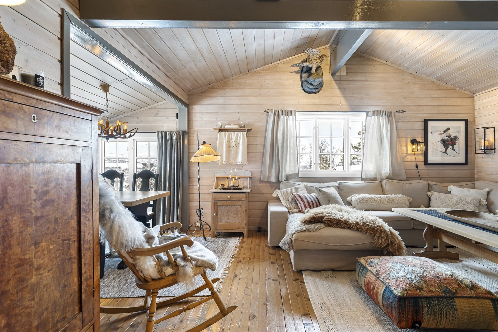 Stue og spiseplass med flott utsikt mot skisenter og Vidmyr. Galleribilde