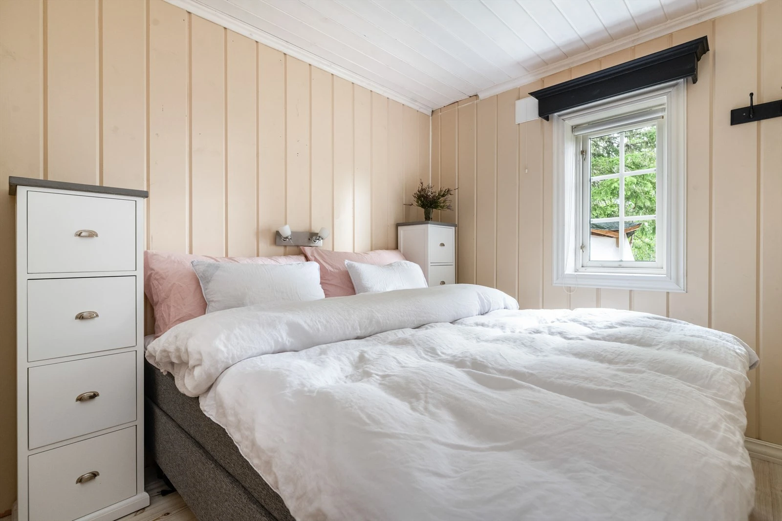 De to soverommene på hovedplan ligger godt tilbaketrukket fra oppholdsrommene, mot øst. De lyse rommene er innredet med dobbeltseng og nattbord på hovedsoverom, og køyeseng på det andre. Galleribilde