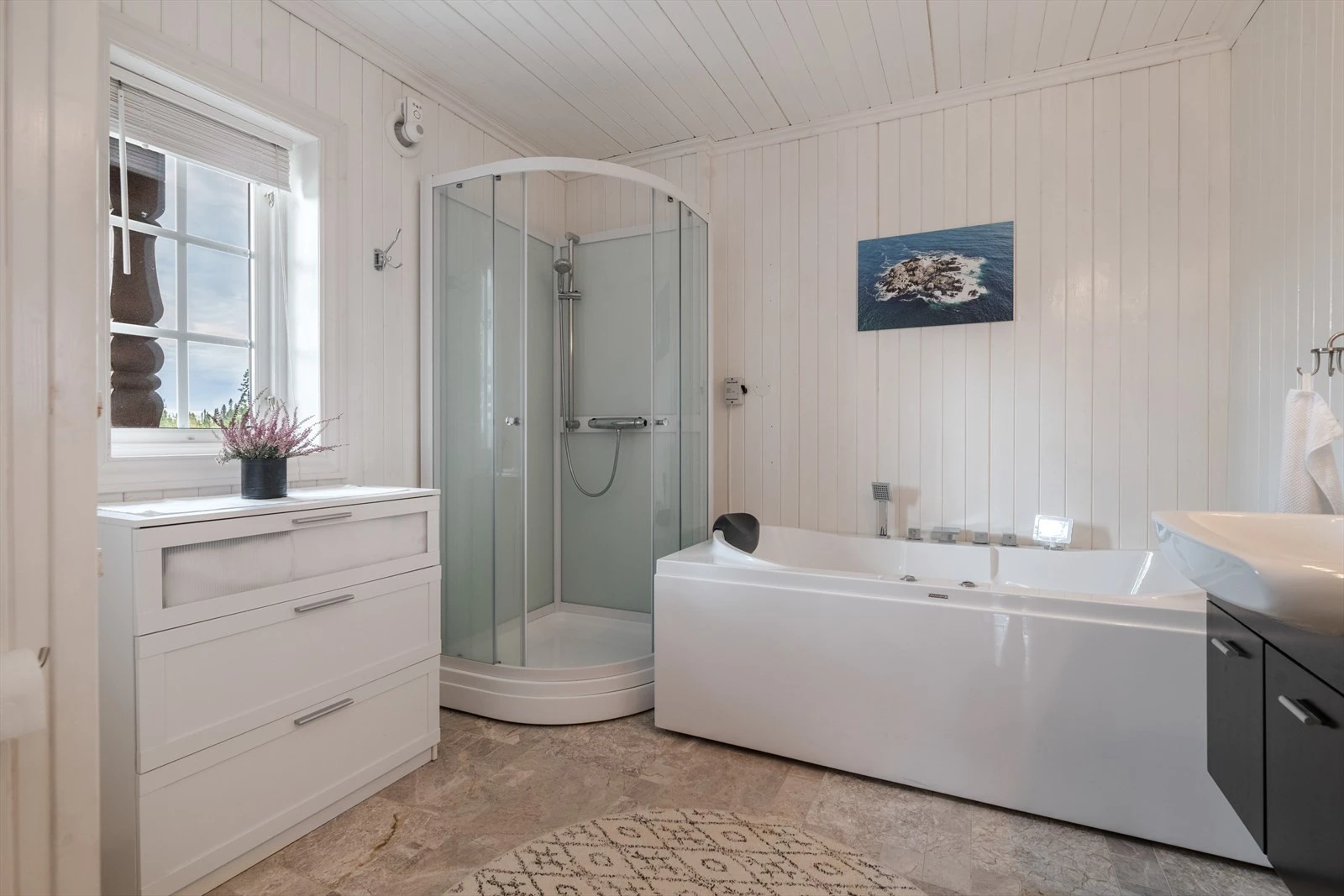 Badet er innredet med dusjkabinett, samt at det i 2020 ble installert boblebad. Det er elektrisk styrt vifte. Øvrige overflater er malt panel på vegger og i tak. Galleribilde