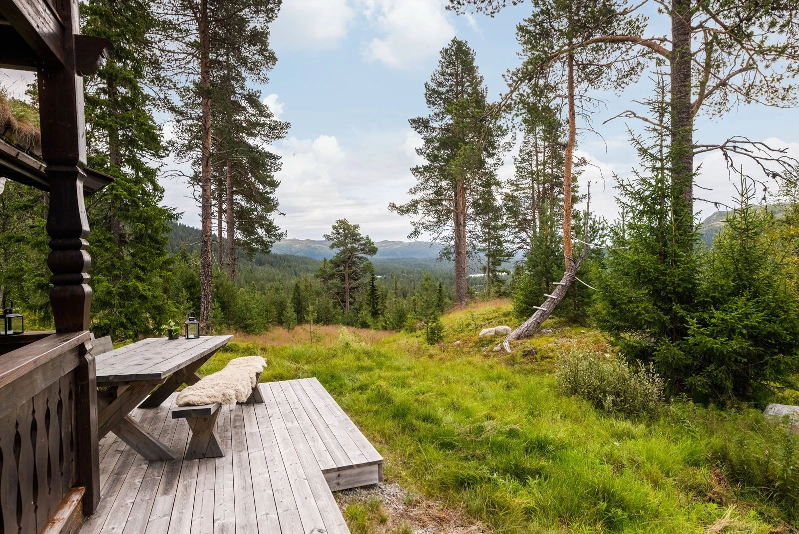 Hytta ligger i Briskåe Hyttegrend, med bilveg frem til hytteveggen og isolert bod ved inngangspartiet. Det er flotte terrasseområder rundt hytta, og skjønn naturtomt med lyng og mose. Ski- og turløyper i umiddelbar nærhet. Galleribilde