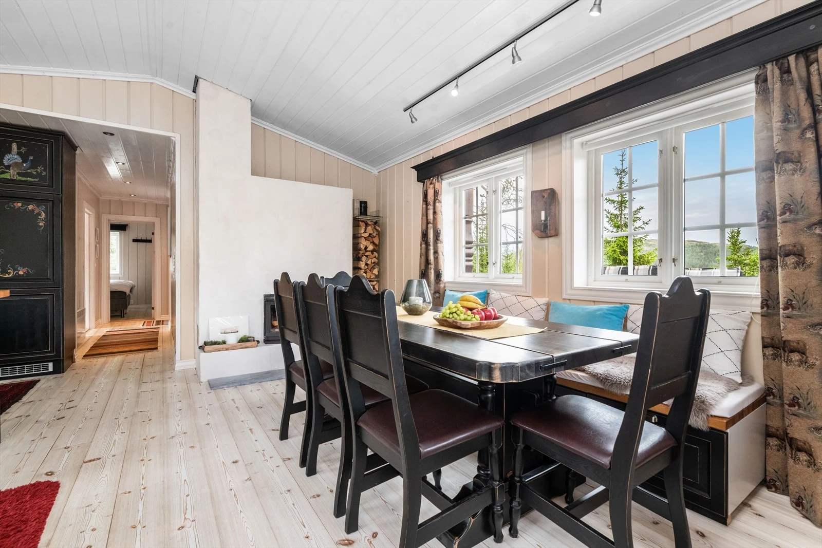 Her er det plass til både en god sofagruppe, samt spisestue med mange sitteplasser. Galleribilde