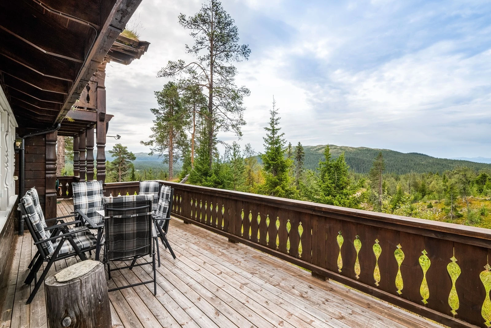 Det er store terrasseområder rundt hytta både mot syd og vest, hvor deler av terrassen ligger under tak. Her er det fint å avslutte dagen etter turer i skog og mark! Galleribilde