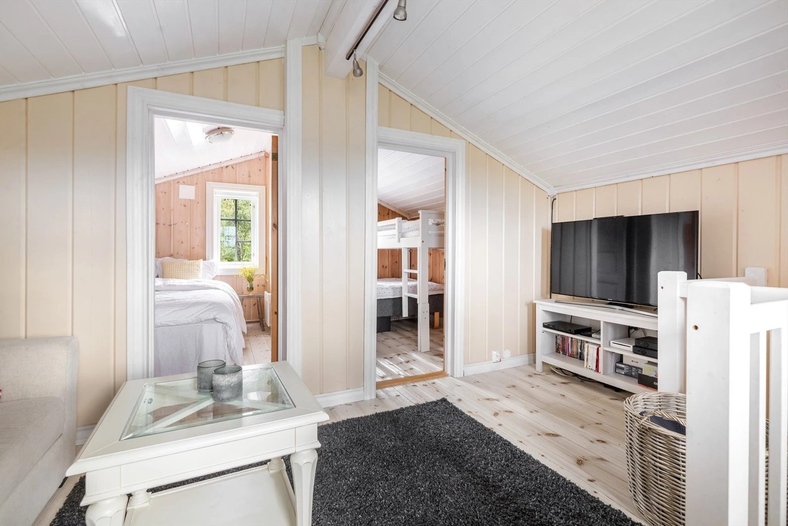 Hytta har en koselig loftstue med muligheter for en rolig tv-kveld. Galleribilde