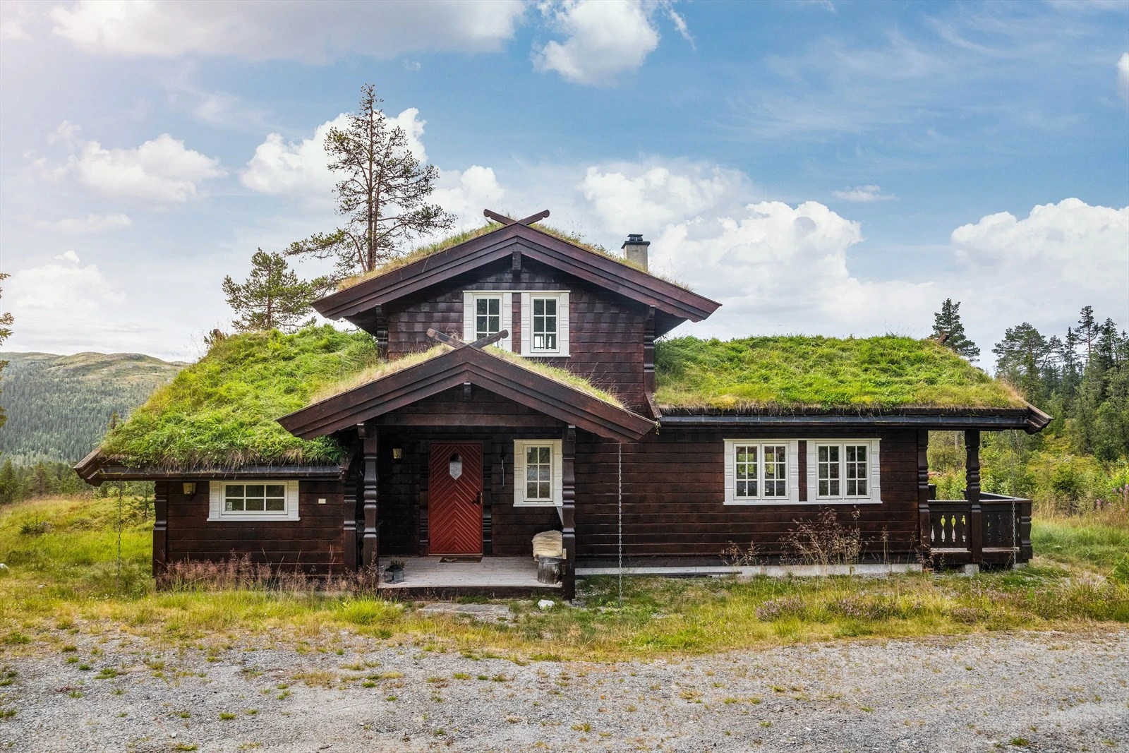 Her har du nærhet til høyfjellet og skjønn natur rett utenfor hyttedøra som inviterer til flotte naturopplevelser året rundt! Galleribilde