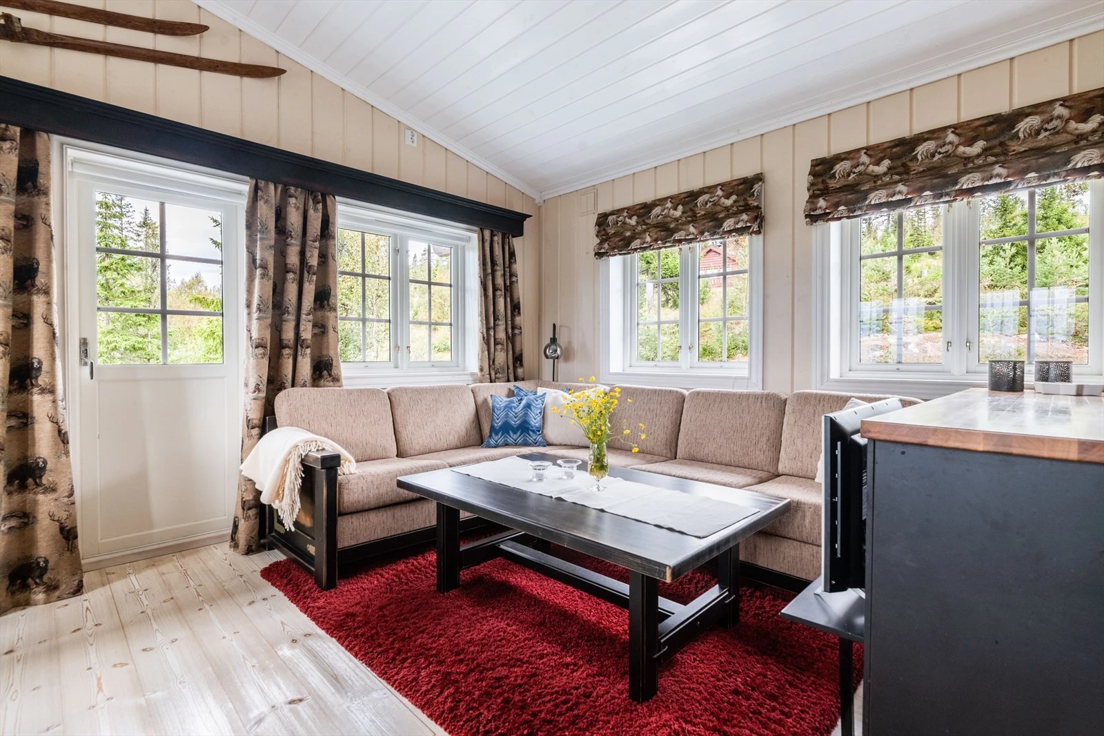 Fra stua er det utgang til de solrik terrasseområdene som både ligger under tak og under åpen himmel. Galleribilde