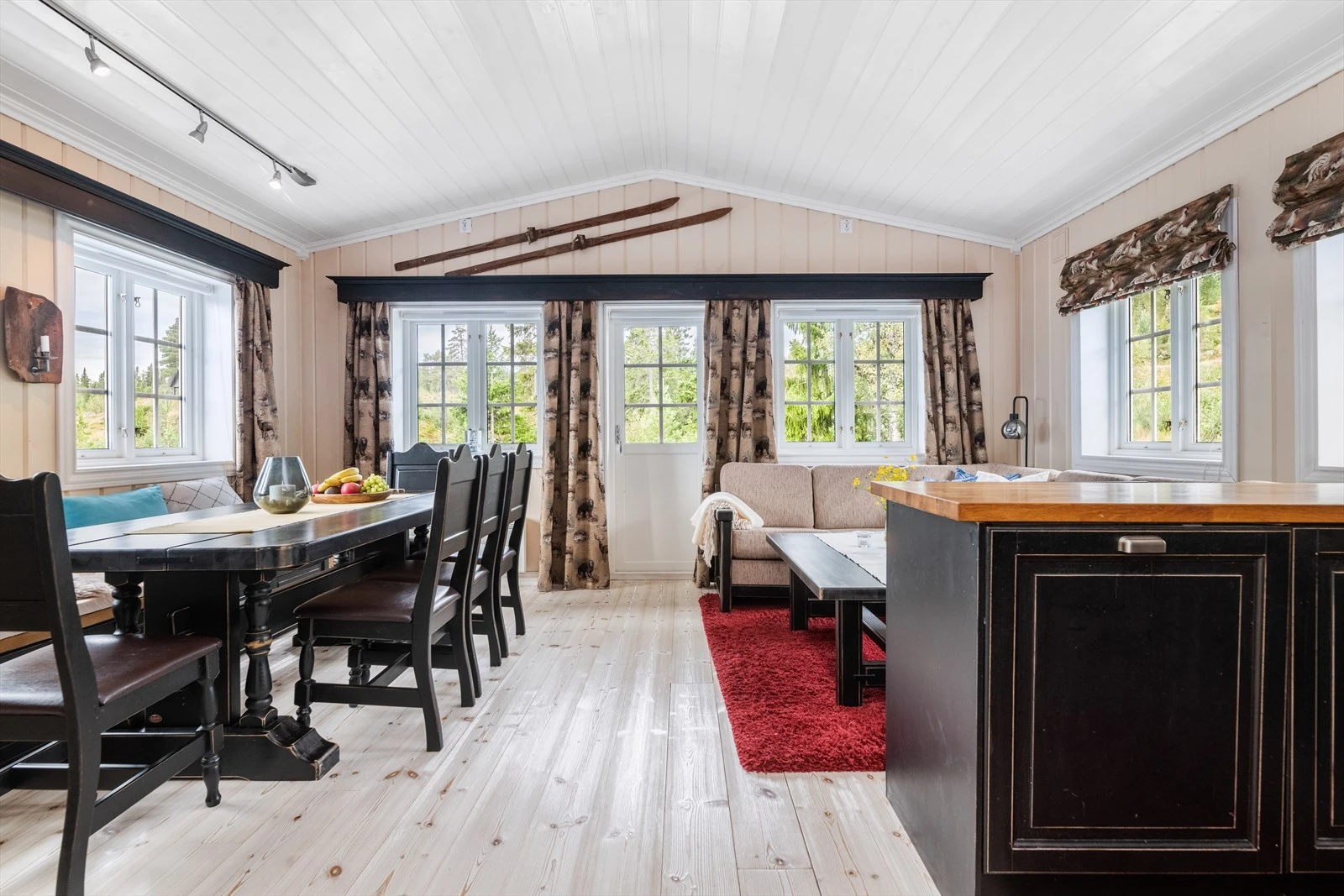 Stua har god takhøyde som gir en god romfølelse, samt at de mange vindusflatene tilfører godt med dagslys. Galleribilde