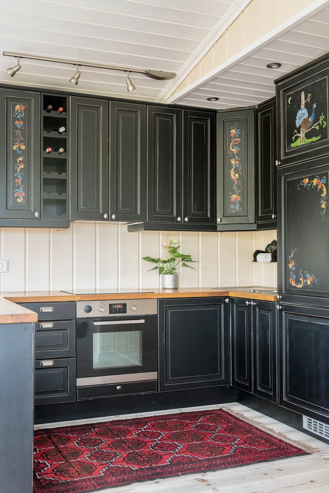 Kjøkkenet har i tillegg integrerte hvitevarer som stekeovn, oppvaskmaskin og kjøl/fryseskap. Over kokesonen er det ventilator med avtrekk ut. Galleribilde