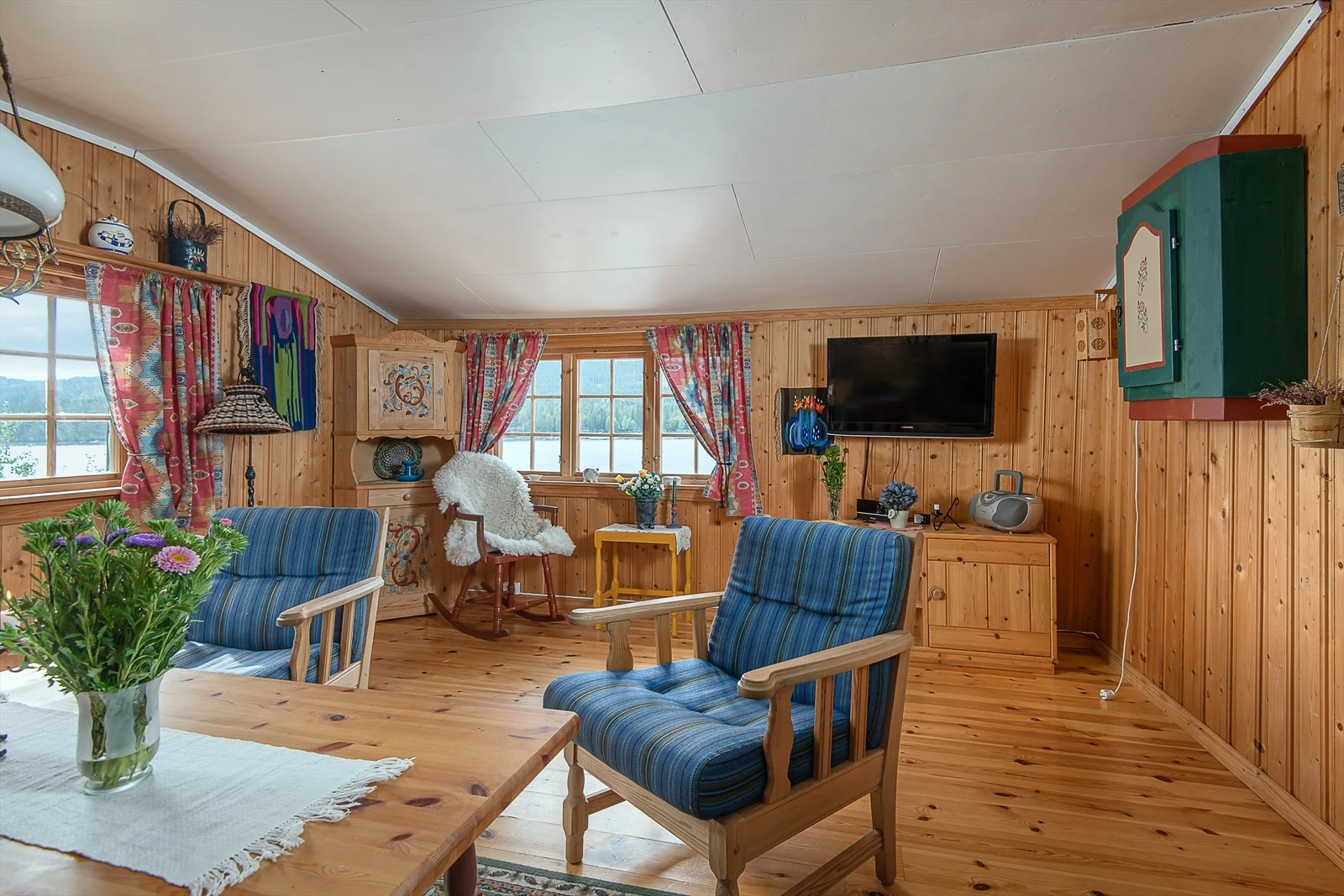 Flott utsikt over vannet fra stuen Galleribilde