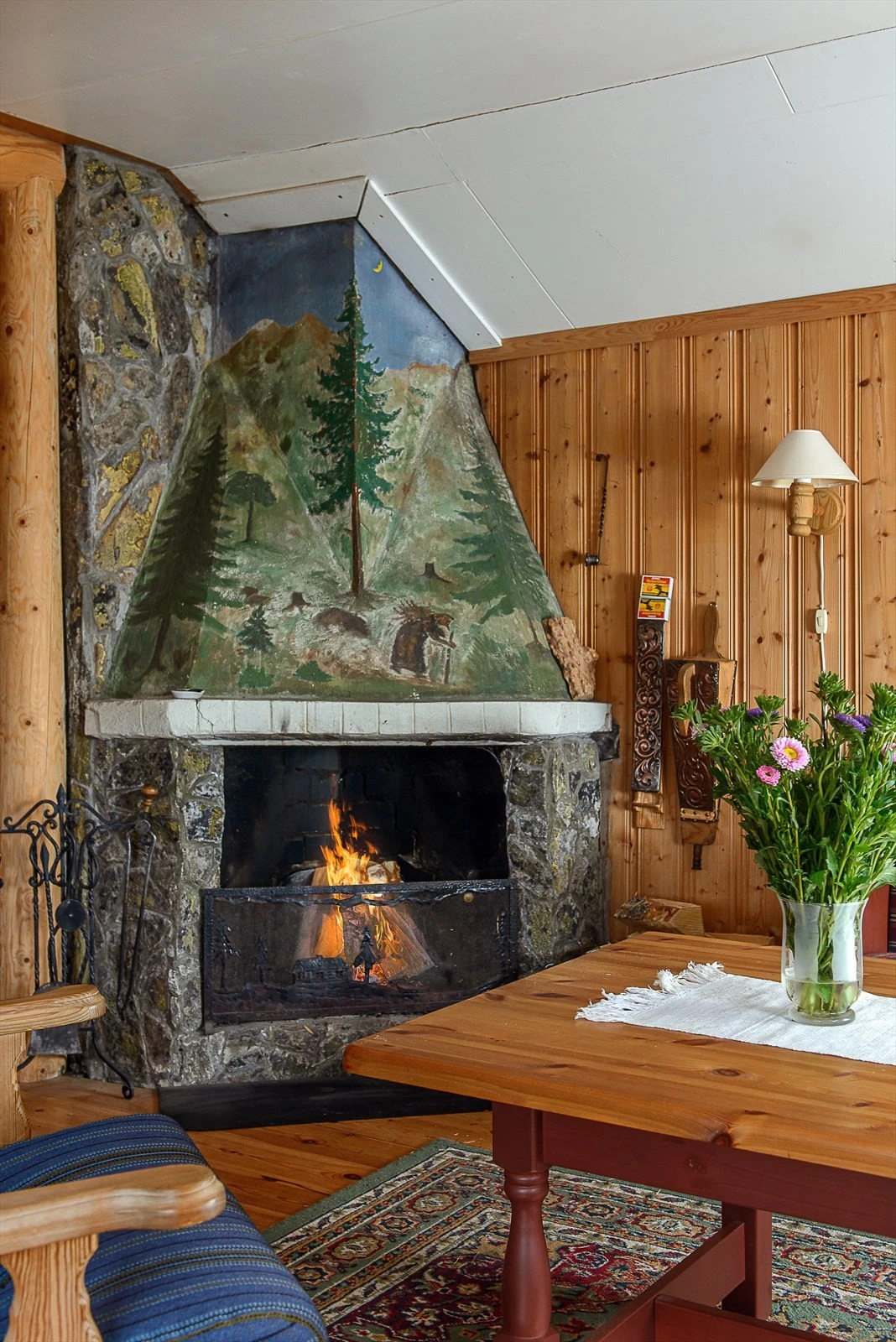 Åpen peis i stue som setter stemningen i rommet. Galleribilde