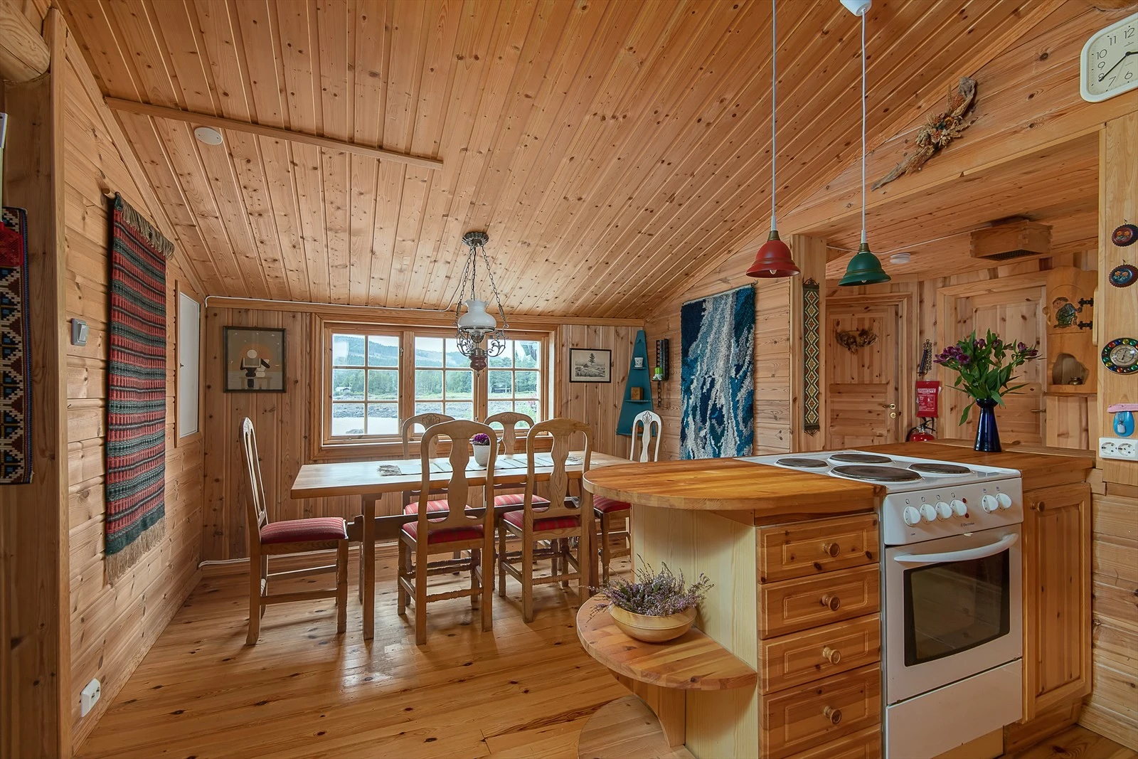 Kjøkkeninnredningen har godt med skap- og benkeplass Galleribilde