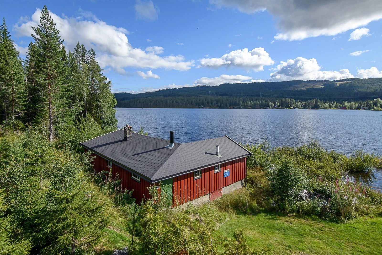 Hytta har gode solforhold og en flott beliggenhet. Galleribilde