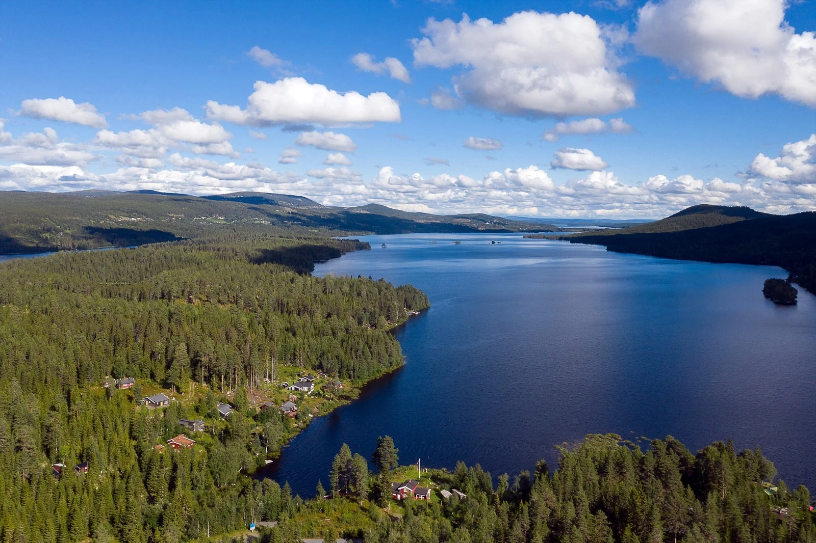 Gode fiskemuligheter i Nord-mesna, samt flere markerte turstier i umiddelbar nærhet Galleribilde