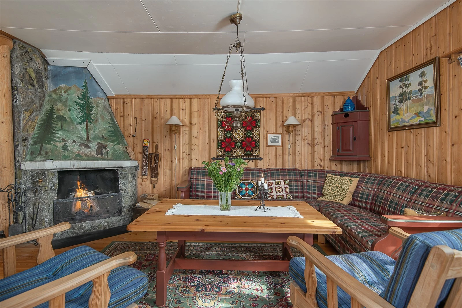 Stuen har åpen løsning mot kjøkkenet Galleribilde