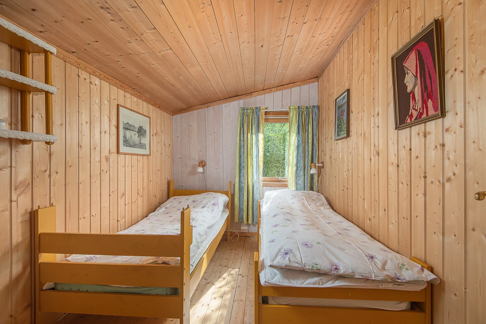 Soverom nr 2. Det er tre soverom i hytta Galleribilde
