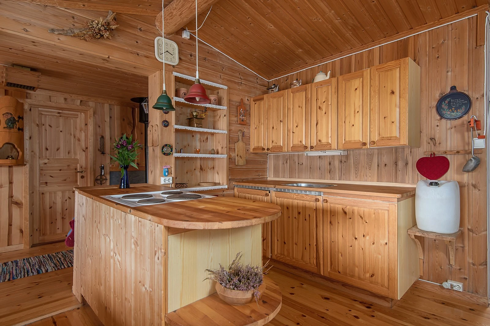 Kjøkken er i tradisjonell stil med profilerte trefronter Galleribilde