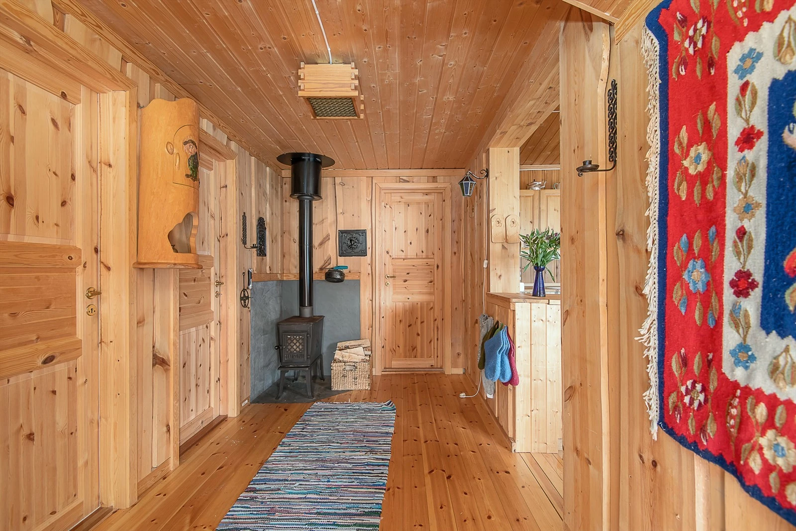 Det er vedovn i tillegg til åpen peis på stue Galleribilde