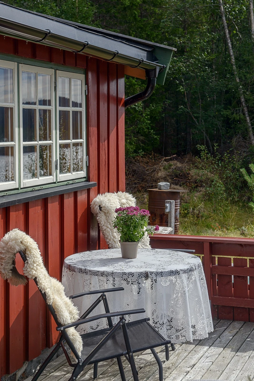 Romslig terrasse med med gode solforhold Galleribilde
