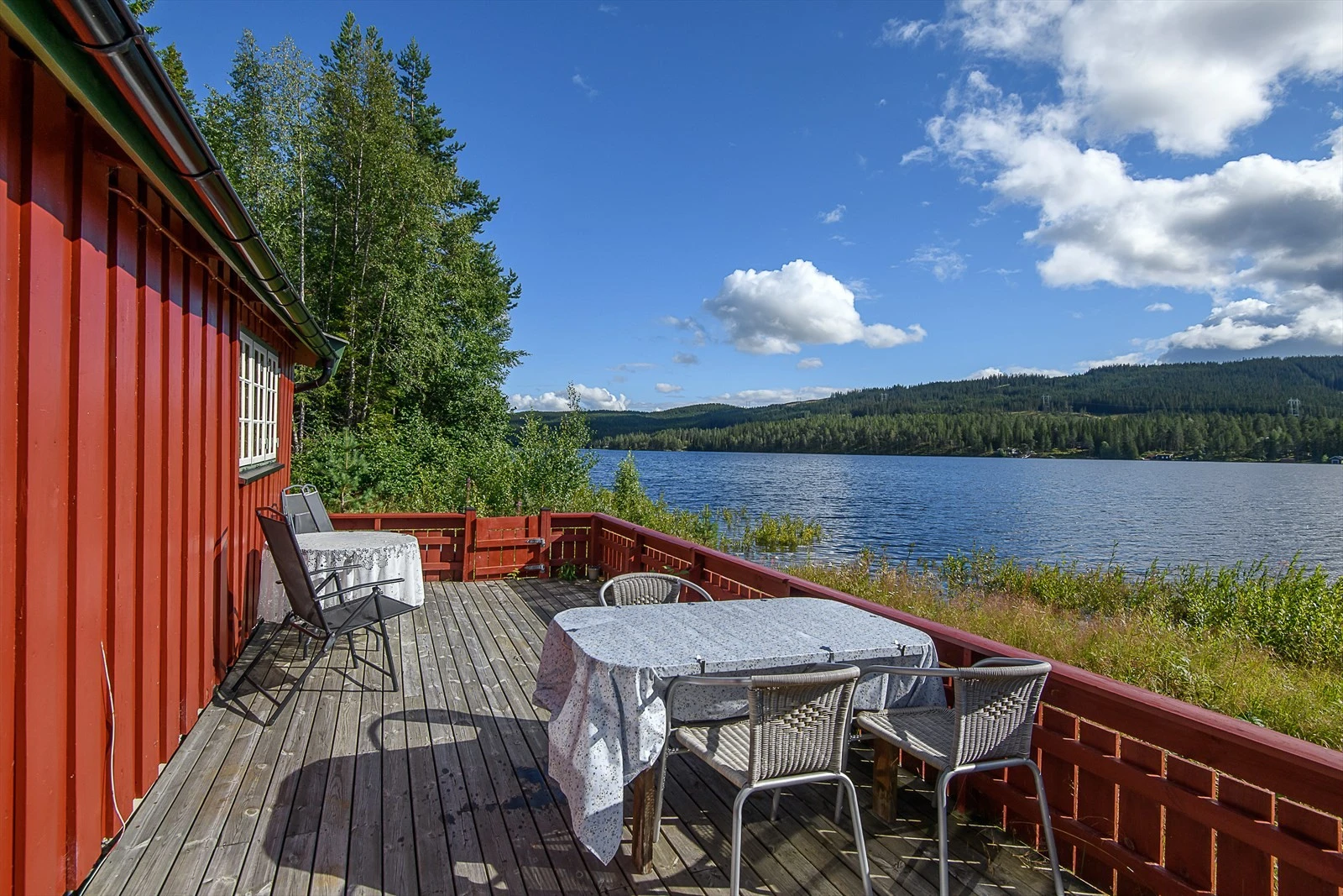 Stor vestvendt veranda med god plass til utemøbler Galleribilde