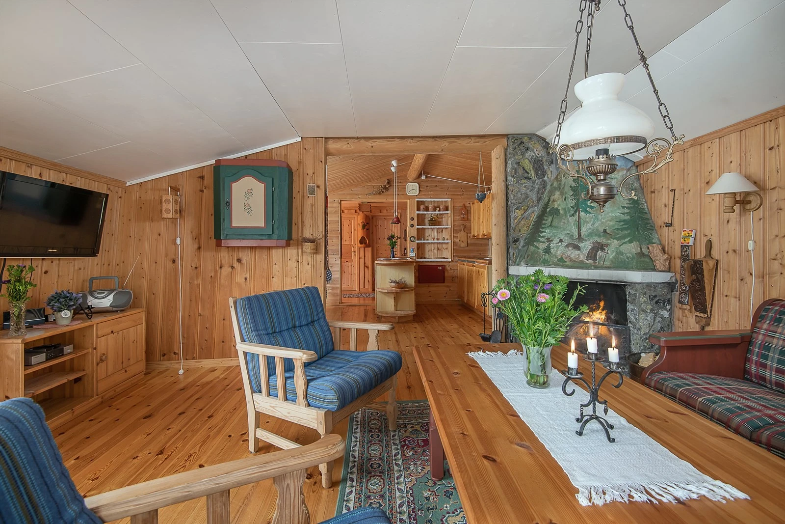 I stuen er det plassbygget åpen peis Galleribilde