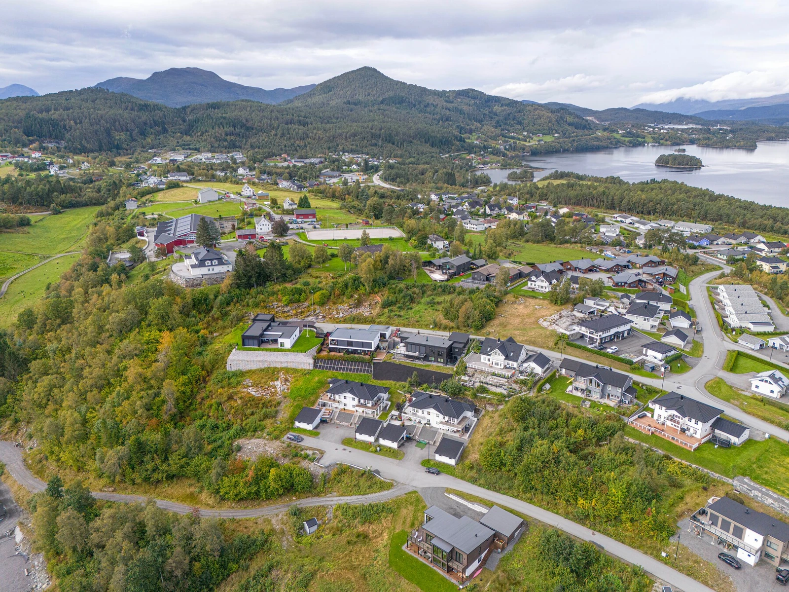 En flott utsiktstomt beliggende i et nyere boligfelt på Valle.
Gangavstand til dagligvarebutikk, barnehage, barneskole og busstopp. Galleribilde