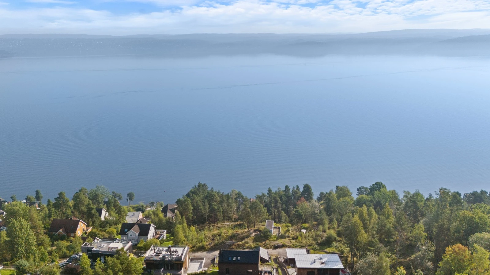 Tomtene ligger meget rolig og barnevennlig innerst i blindvei. Galleribilde