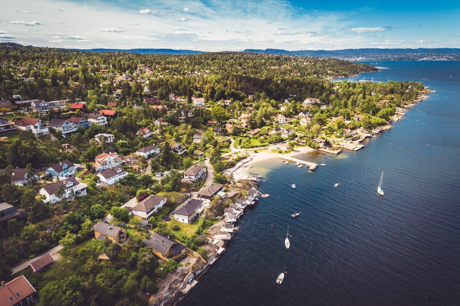 Hellvikstrand badestrand med flotte friluftområder og store gressletter Galleribilde