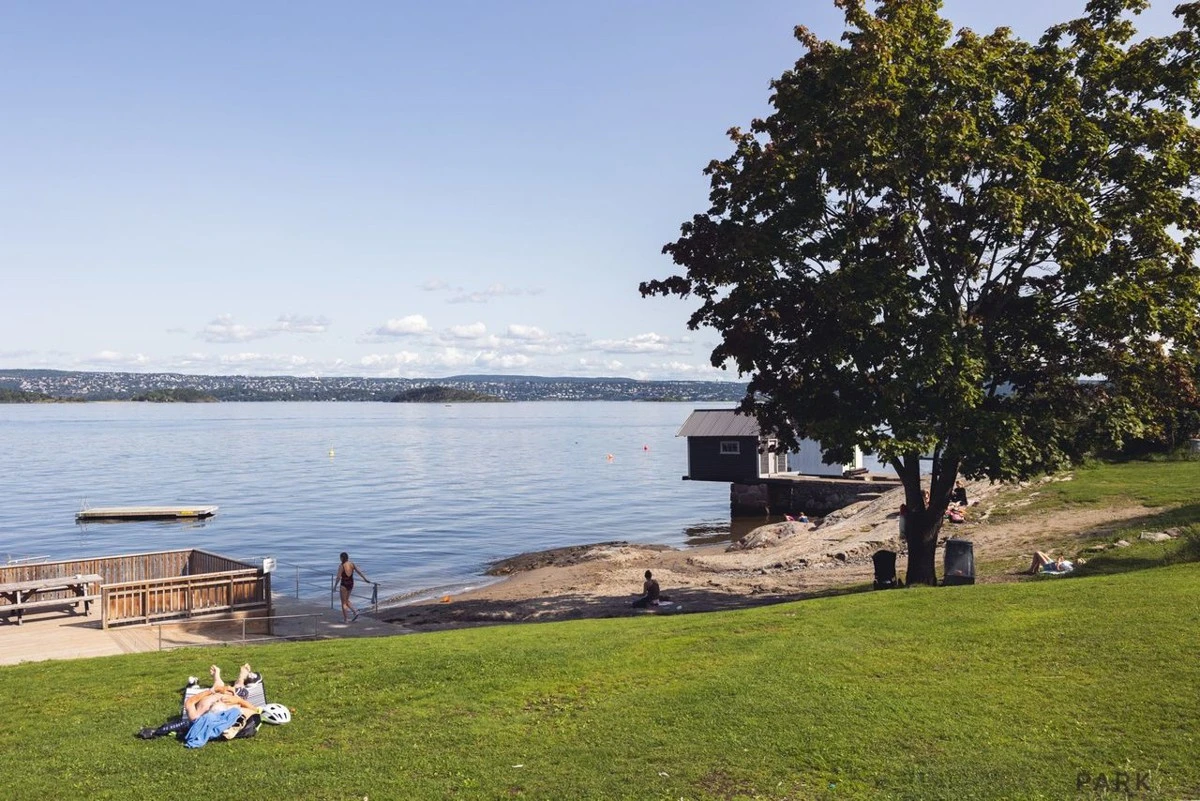 Barnevennlig strand med vakre omgivelser på Oksval Galleribilde