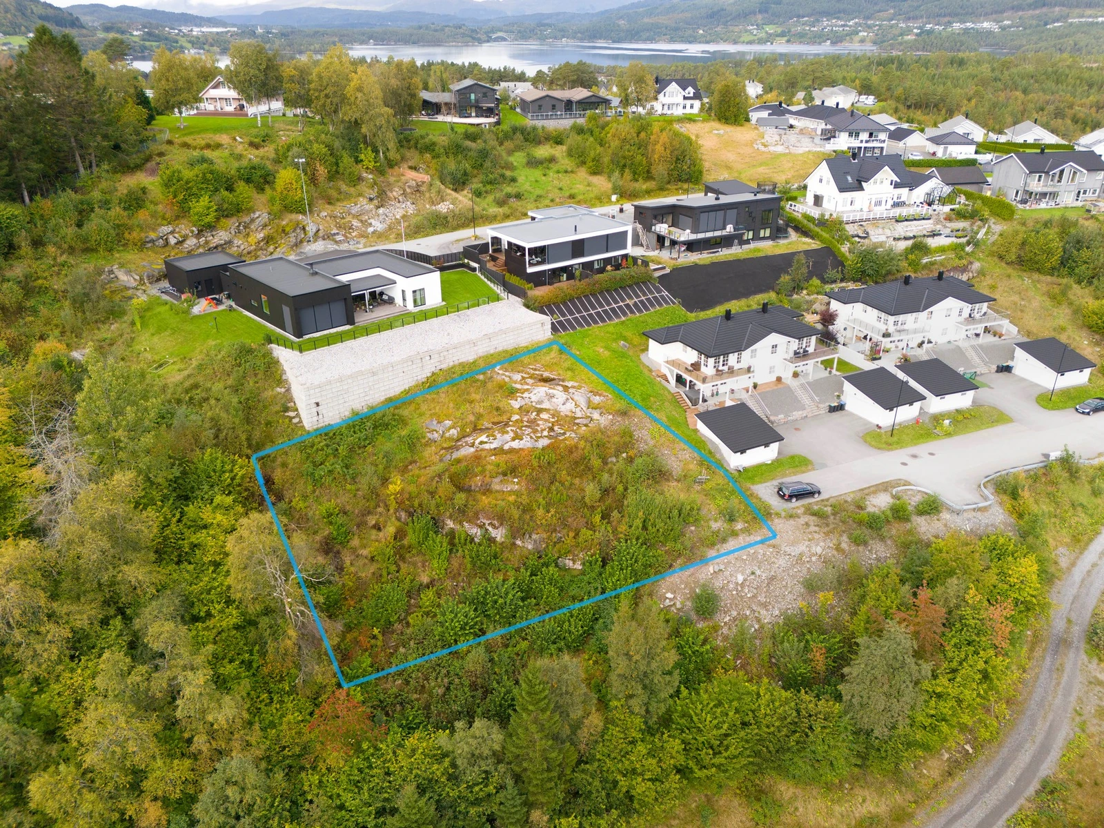 Kort vei til flotte turområder både ved sjø og fjell. Galleribilde