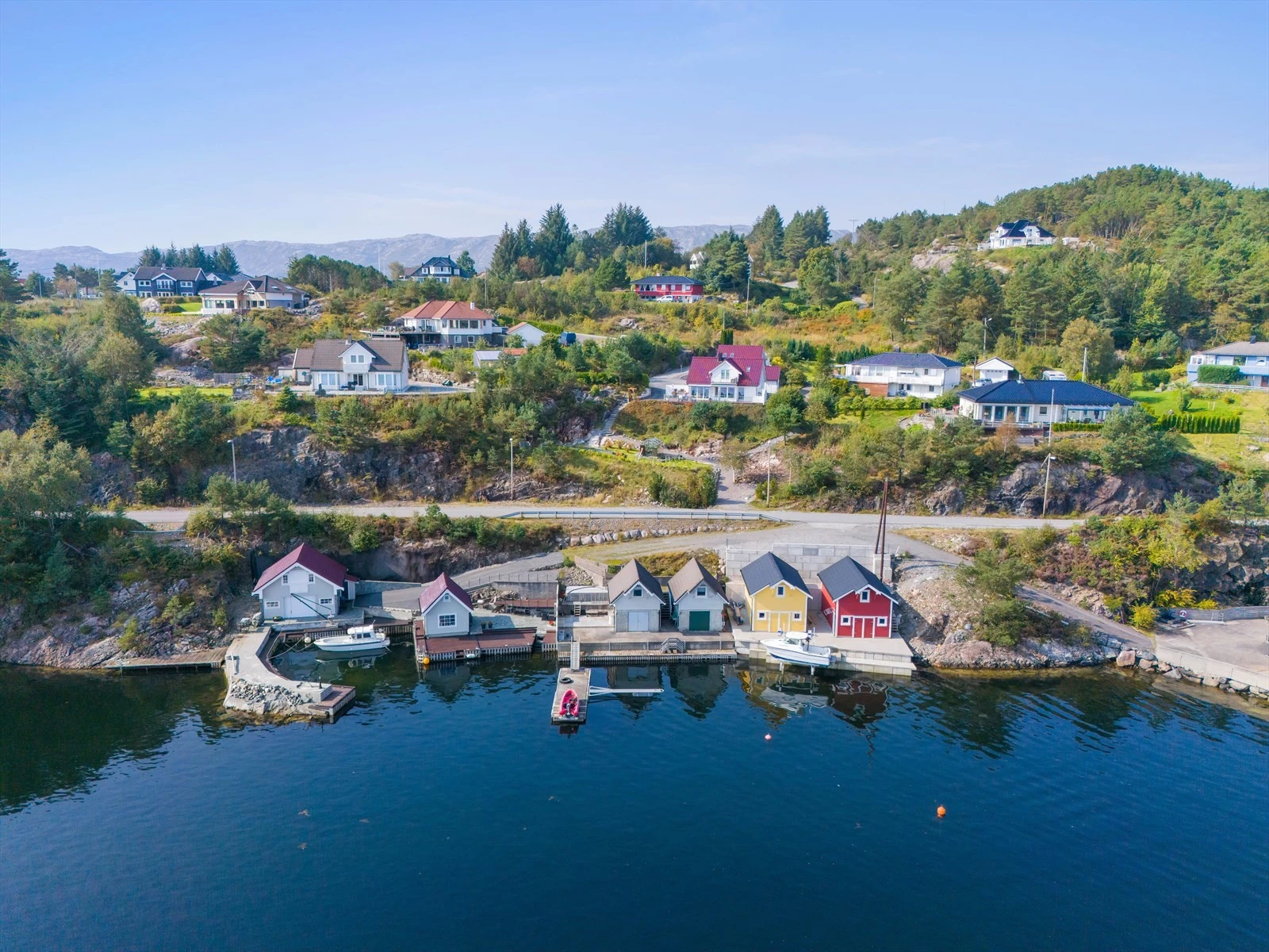 Tomten ligger flott tilrette på et høydedrag med omkringliggende eneboliger. Galleribilde