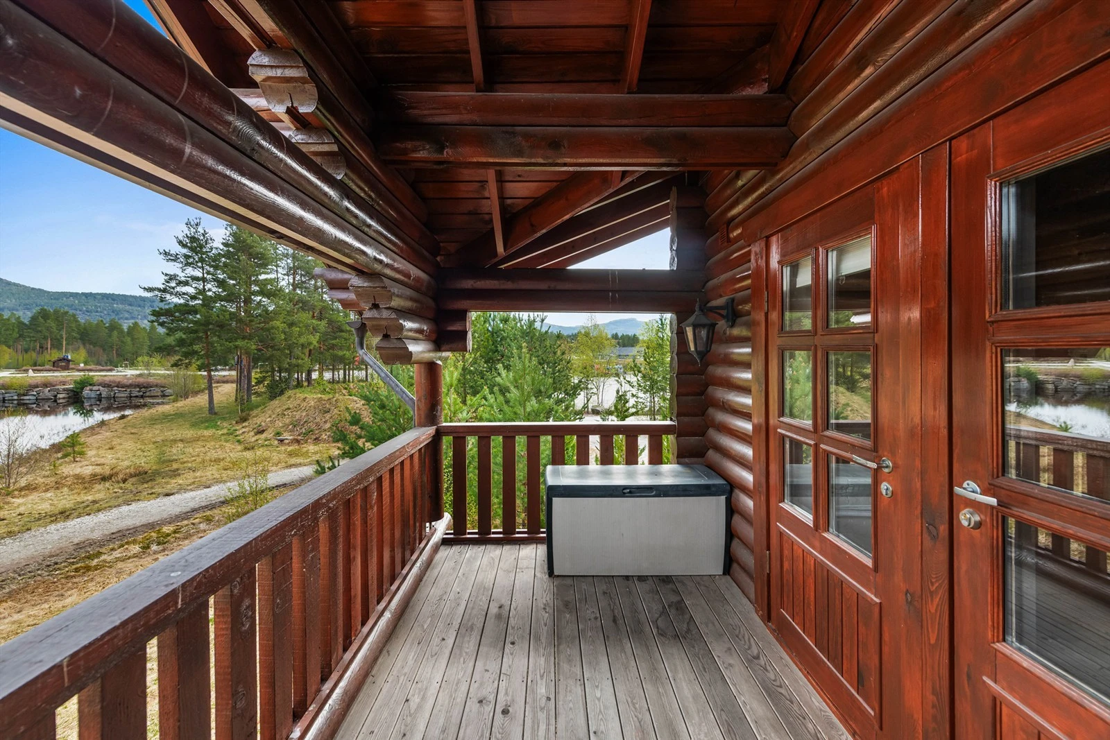 Overbygget balkong med fint utsyn Galleribilde