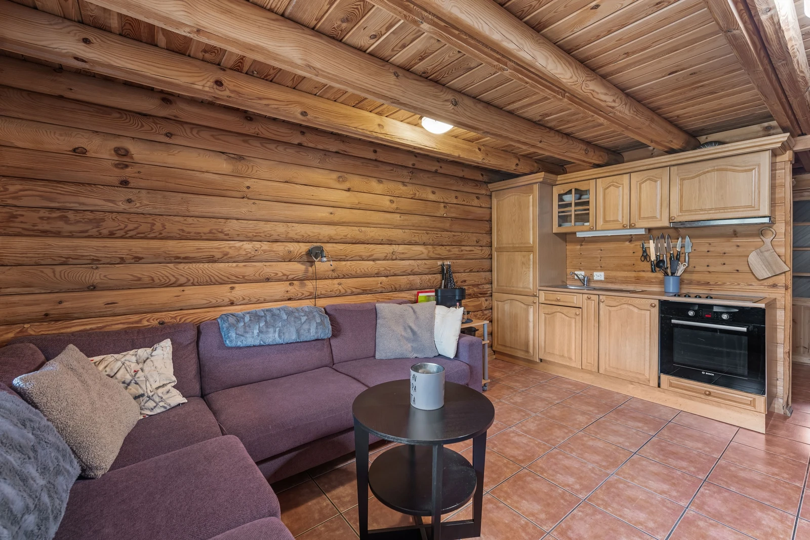 Kjøkken med integrerte hvitevarer fra byggeår Galleribilde