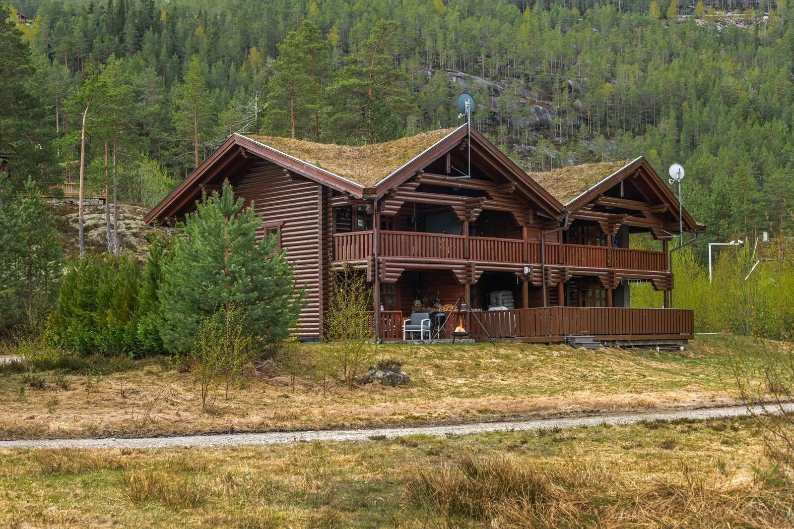 Koselig beliggenhet med kort vei til de mange fasiliteter som tilbys i Vrådal Galleribilde