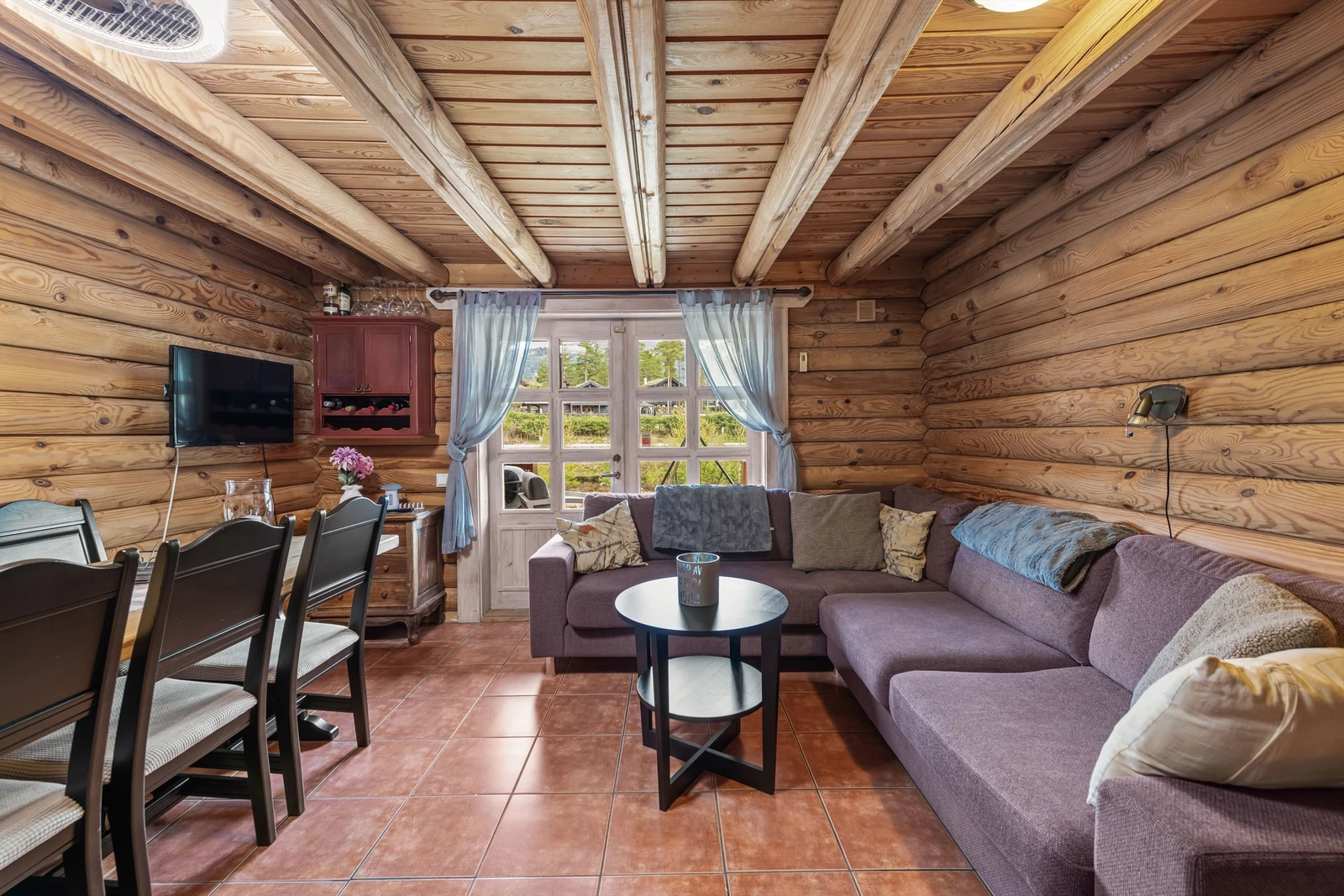 Utgang til overbygget og nydelig terrasse fra stuen Galleribilde