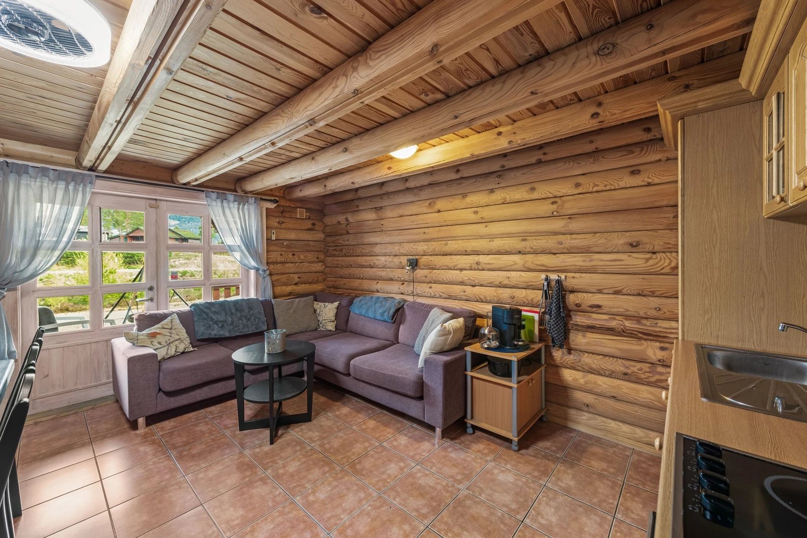 Stue og kjøkken i åpen løsning Galleribilde