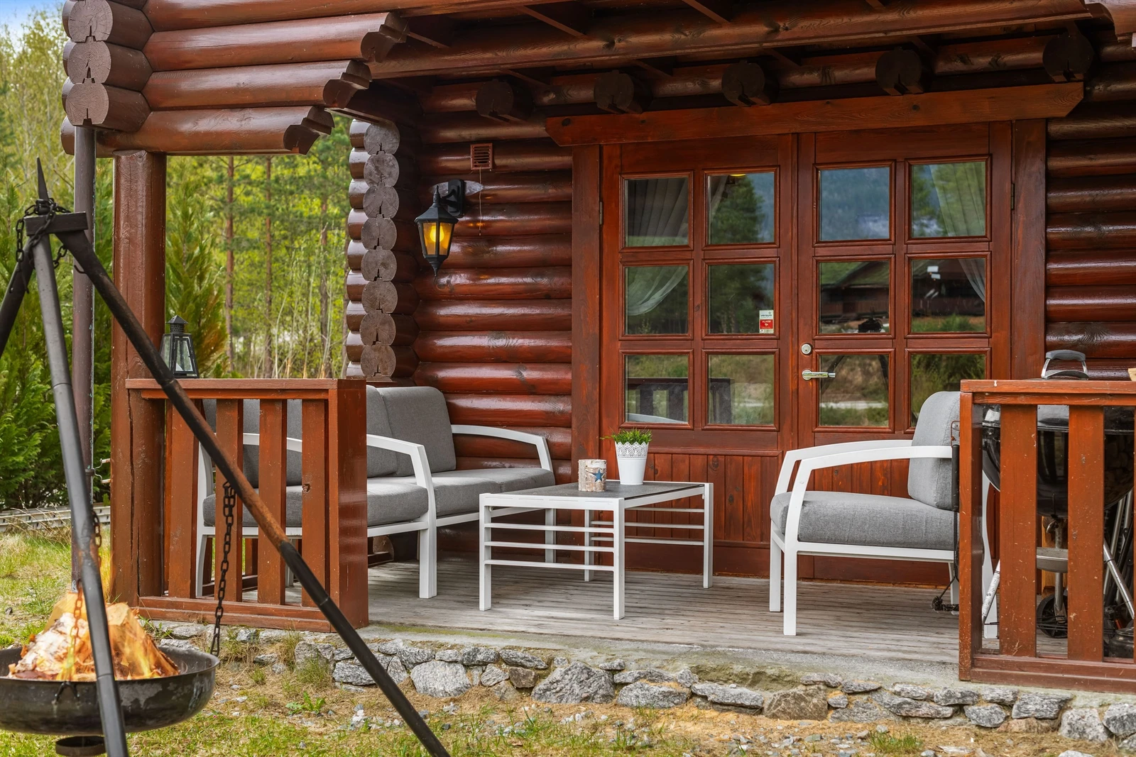 Koselig uteplass under tak og på plensatt område Galleribilde