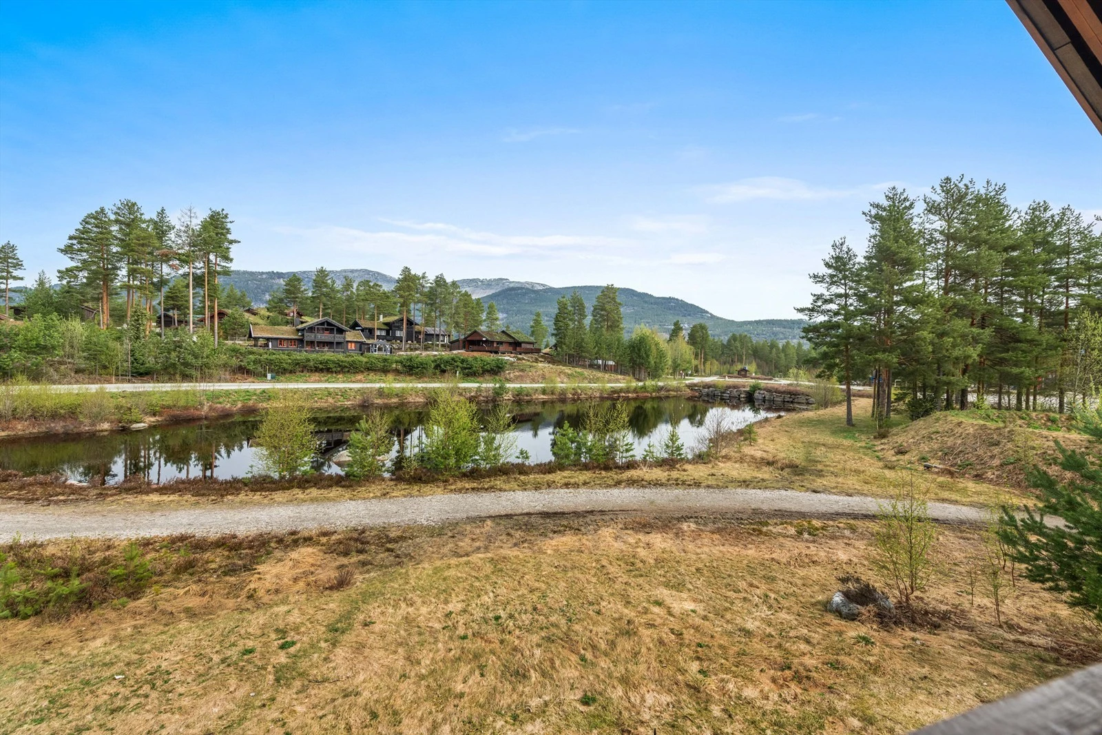 Nydelig utsyn til tjern og omkringliggende fjellkjeder Galleribilde