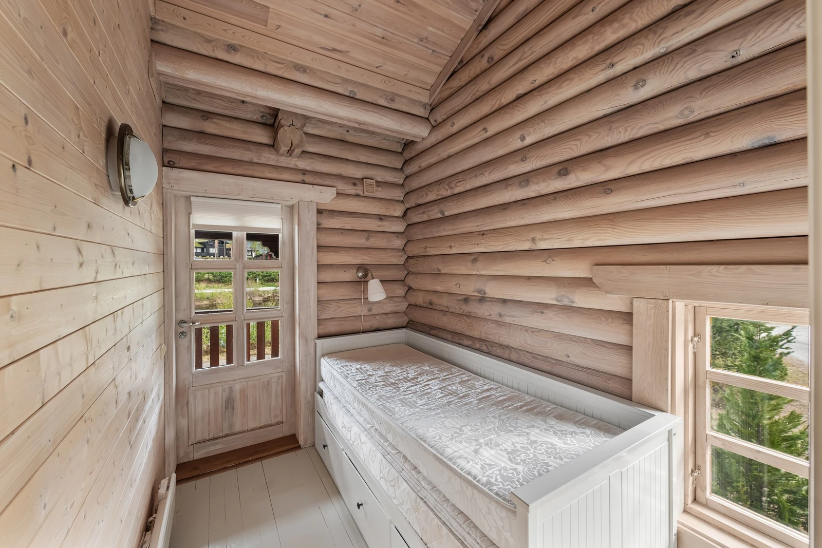 Soverom 2 med utgang til overbygget balkong Galleribilde