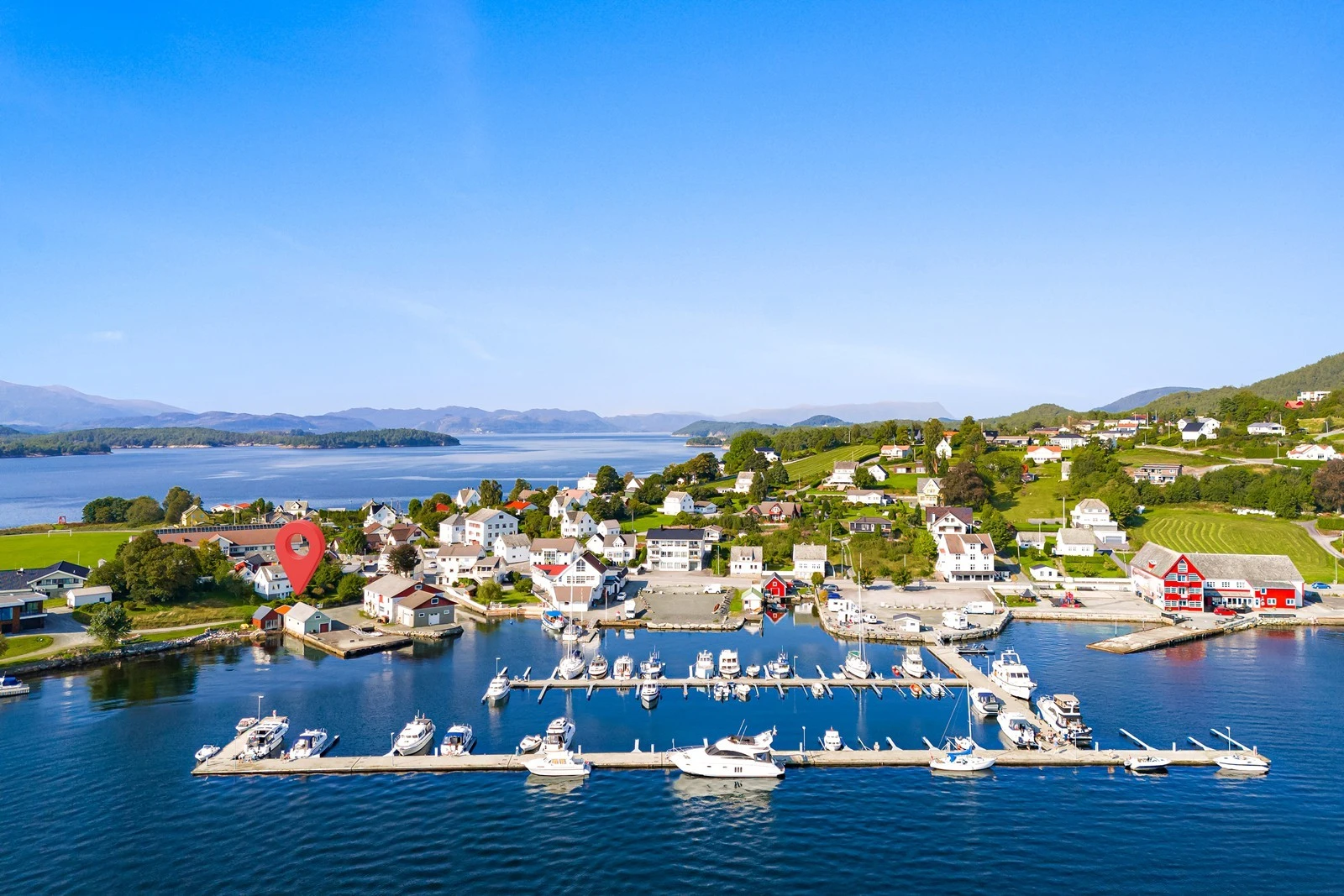 Stort, eldre naust med garasje og kai i Sæbøvik sentrum. Sjelden mulighet. Galleribilde