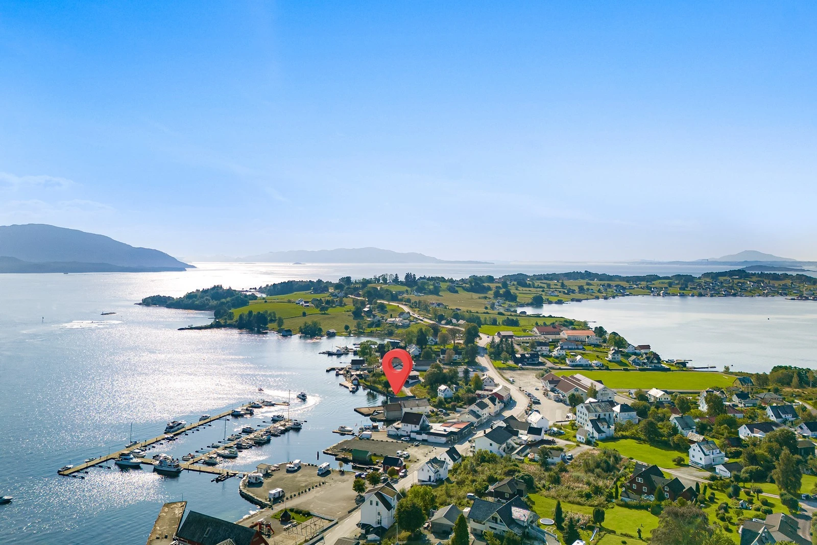 Her ligger det fint til i et maritimt miljø med flere brygger og naust. Galleribilde