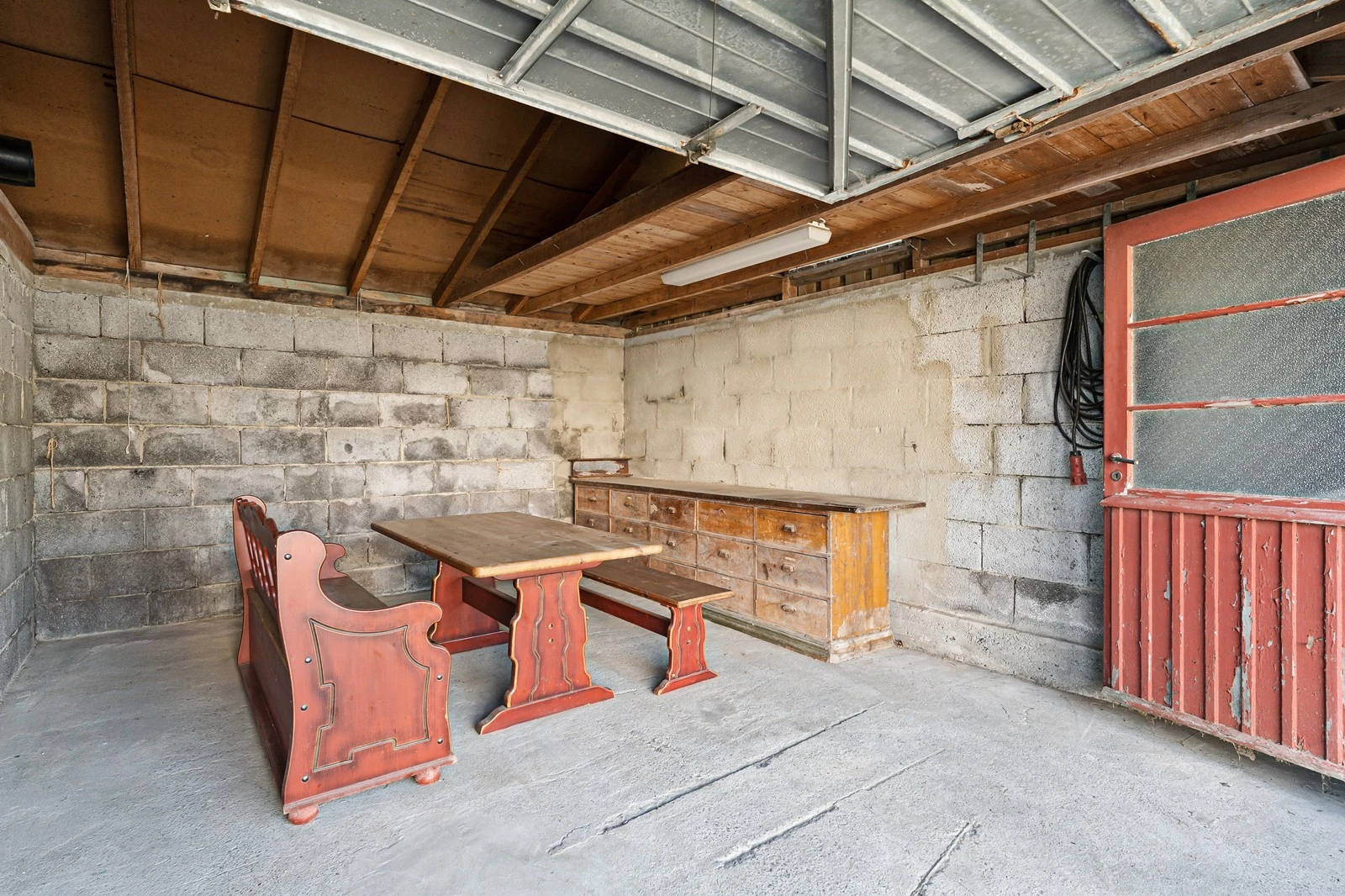 tilbygget med redskapsrom og garasjedel. Galleribilde