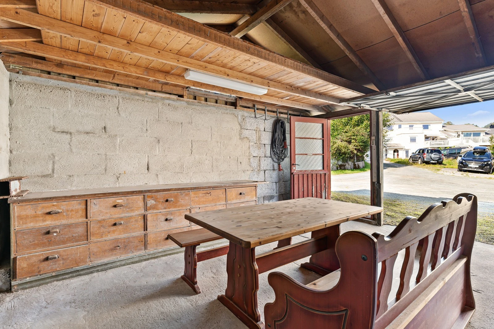 Bygningsmassens fremstår med oppgraderingsbehov. Galleribilde