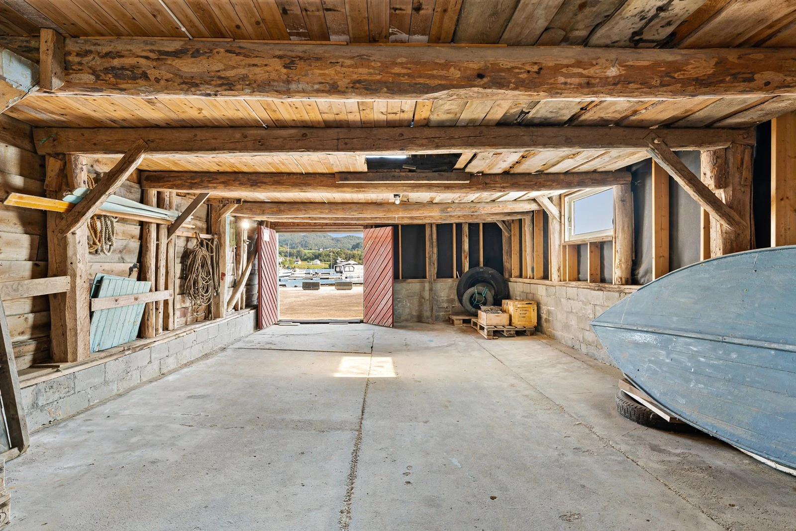 Dette er en frittliggende naust/trebygning med to etasjer i hoveddel. Galleribilde