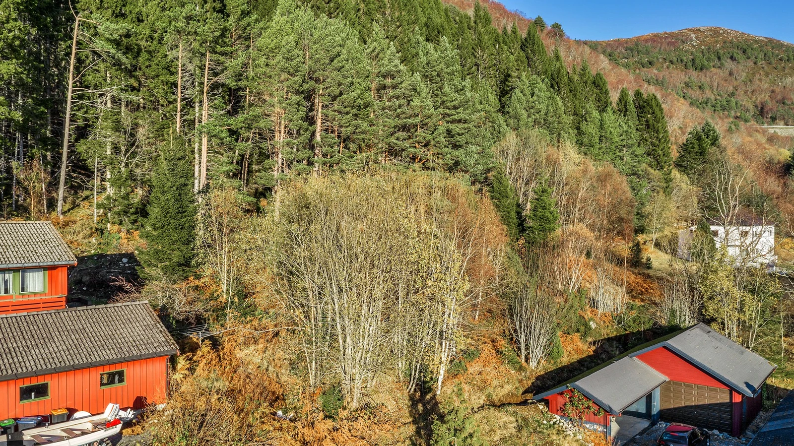Tomten ligger i enden av Grytastrandvegen, hvor det er eneboliger fra forskjellige tisdepoker. Galleribilde