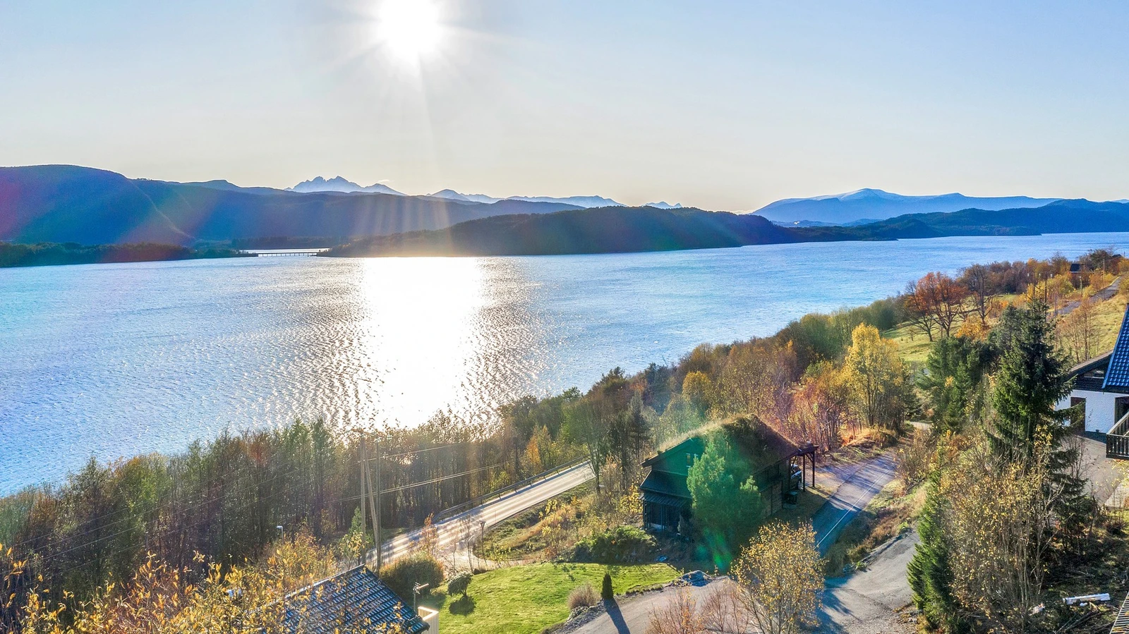 Tomten ligger fint til i terrenget med gode sol- og utsiktsforhold. Galleribilde