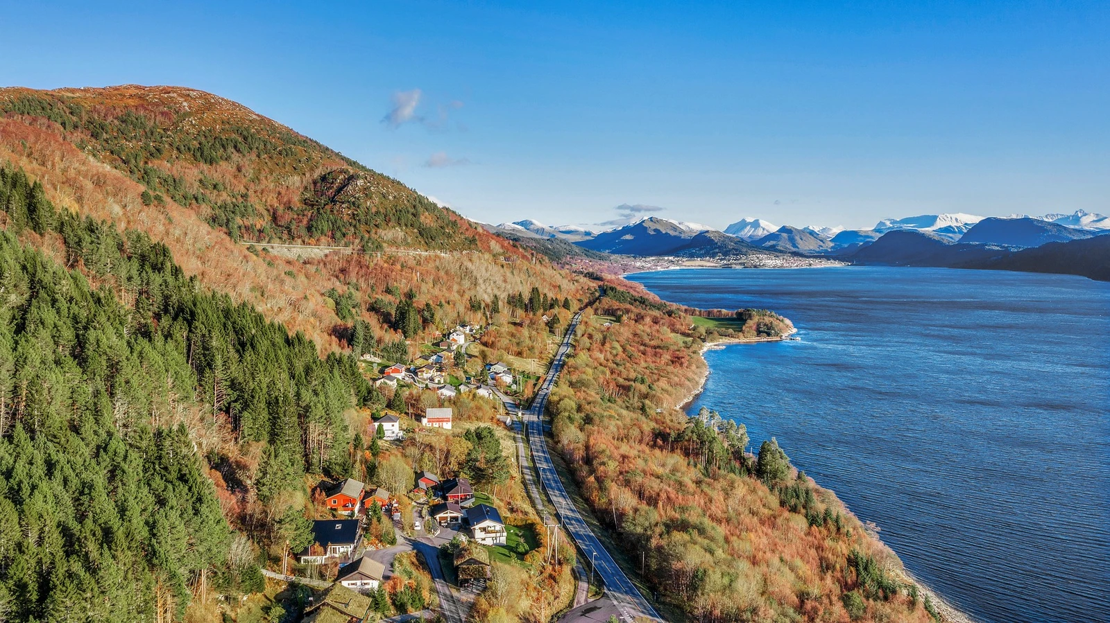 På Grytastranda har man flere forskjellige flotte turområder både i fjellet og ved sjøen. Galleribilde