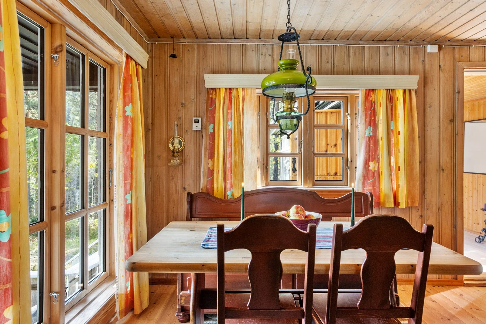 Koselig spiseplass med naturlig lys fra vinduene Galleribilde