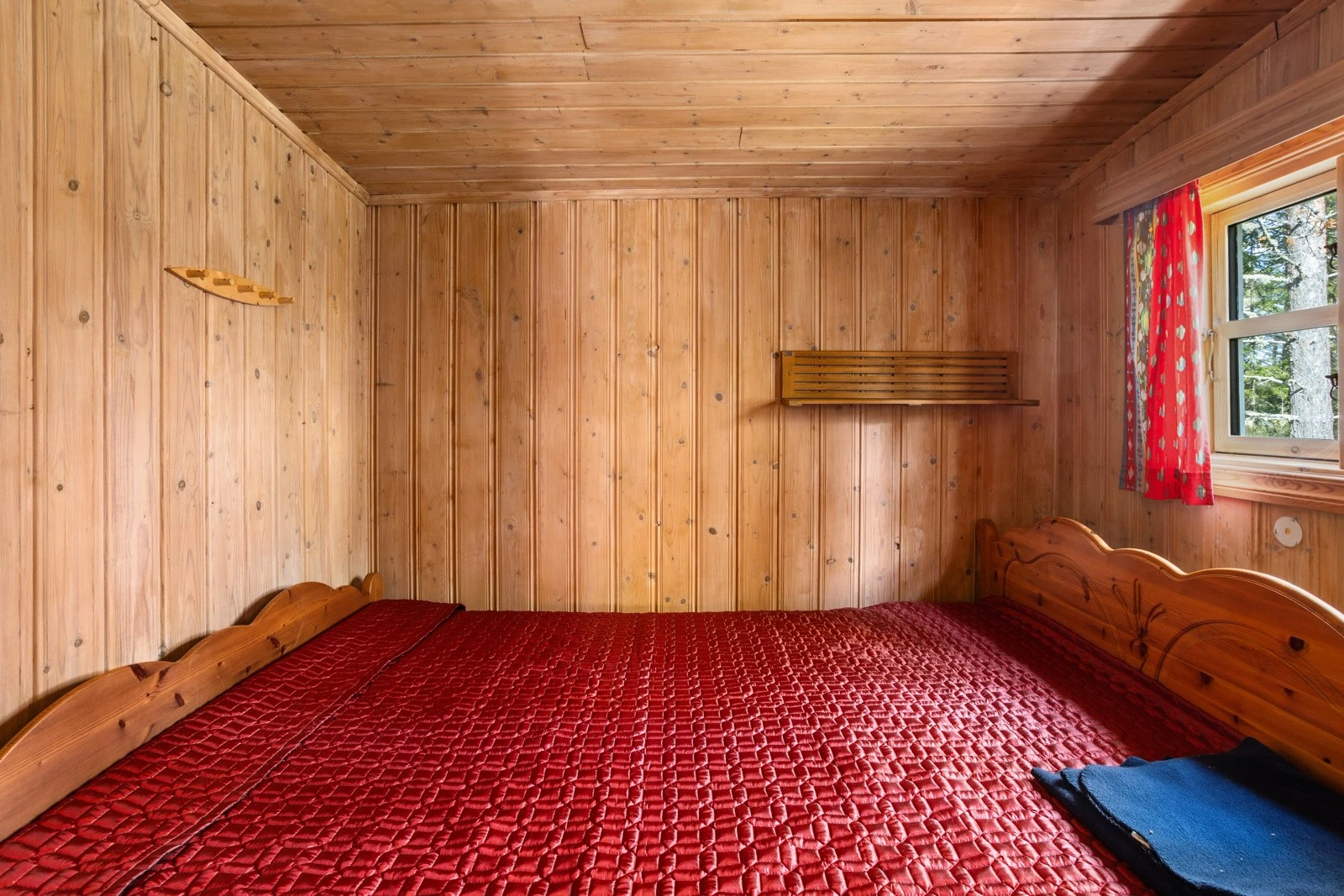 Soverom med plass til dobbeltseng Galleribilde