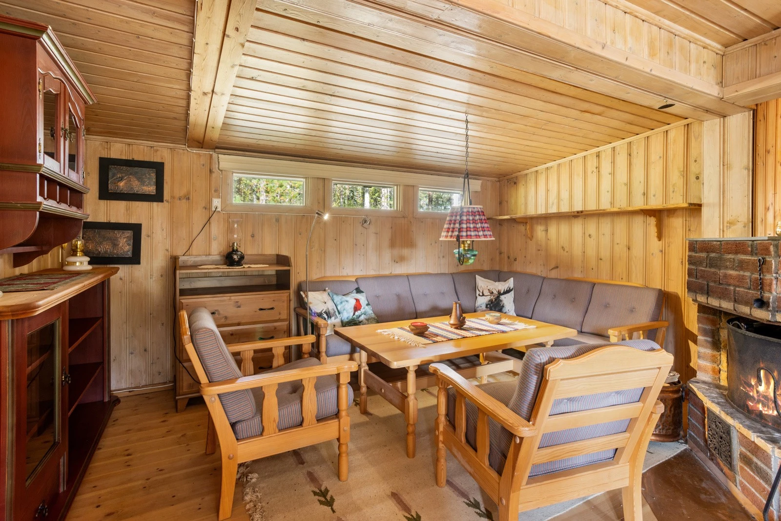 Sofakrok med koselig peis Galleribilde